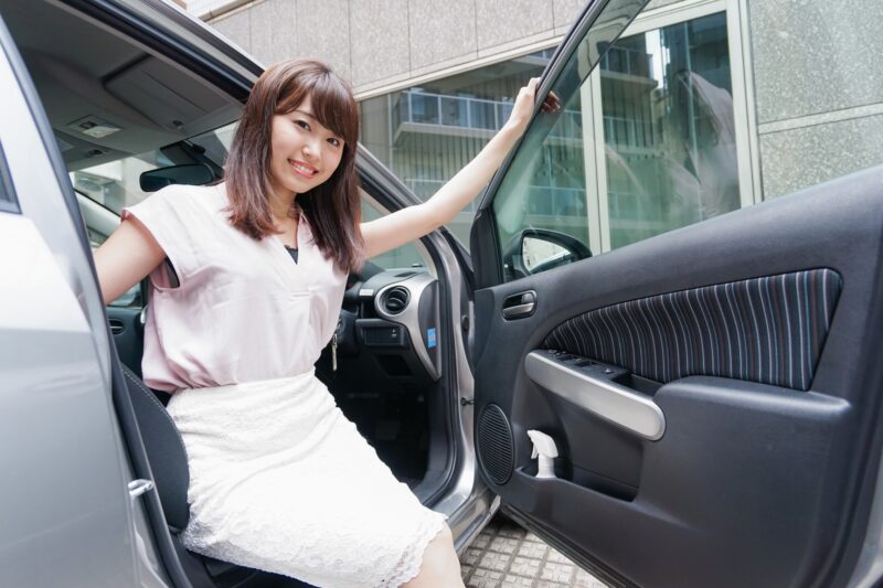 車から降りる女性ドライバー