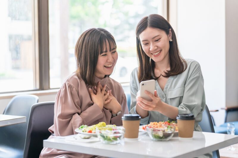 女性とランチ