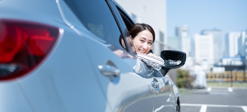 駐車する女性