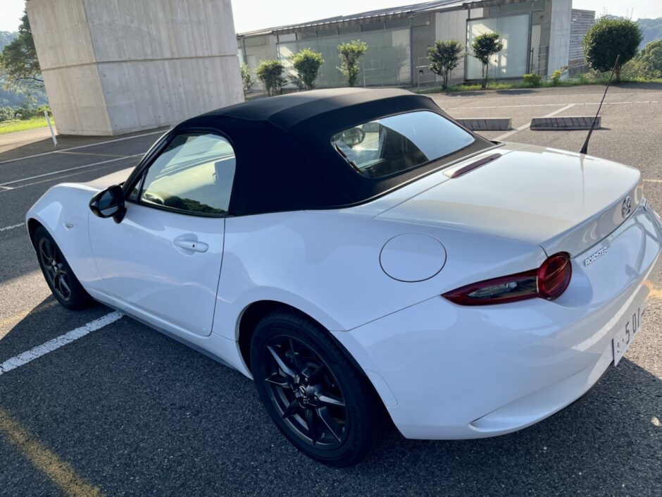 ロードスター（ND型）ホワイトの後ろ斜めからの写真