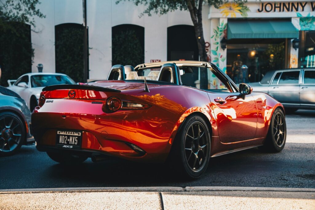 ロードスター(ND型)の軽快な後ろ姿。後悔せず楽しめるタイプの人の特徴を紹介するセクション用の写真