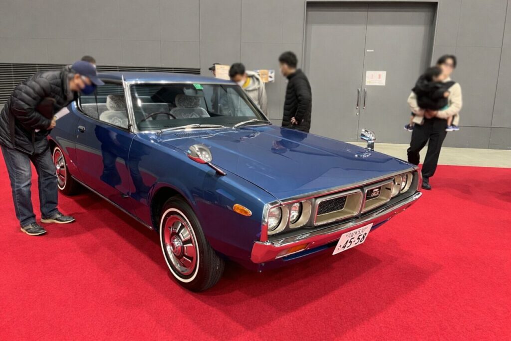 旧車のボンネット