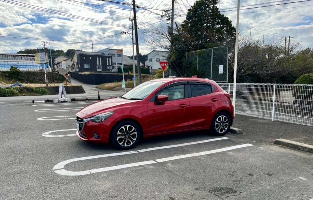 マツダ・デミオでドライブ中
