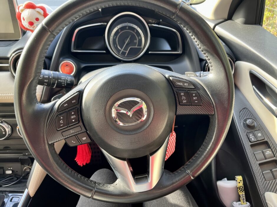 デミオの運転席