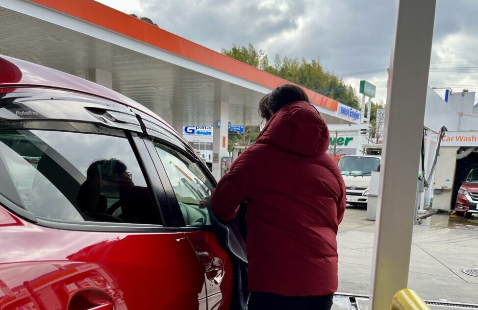 デミオを洗車中のカーオーナーの情景