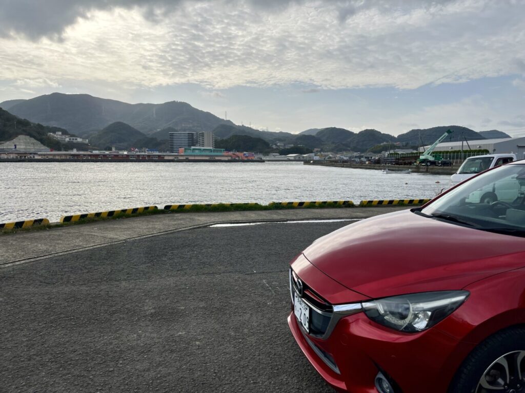 洗車後のソウルレッドのマツダ車