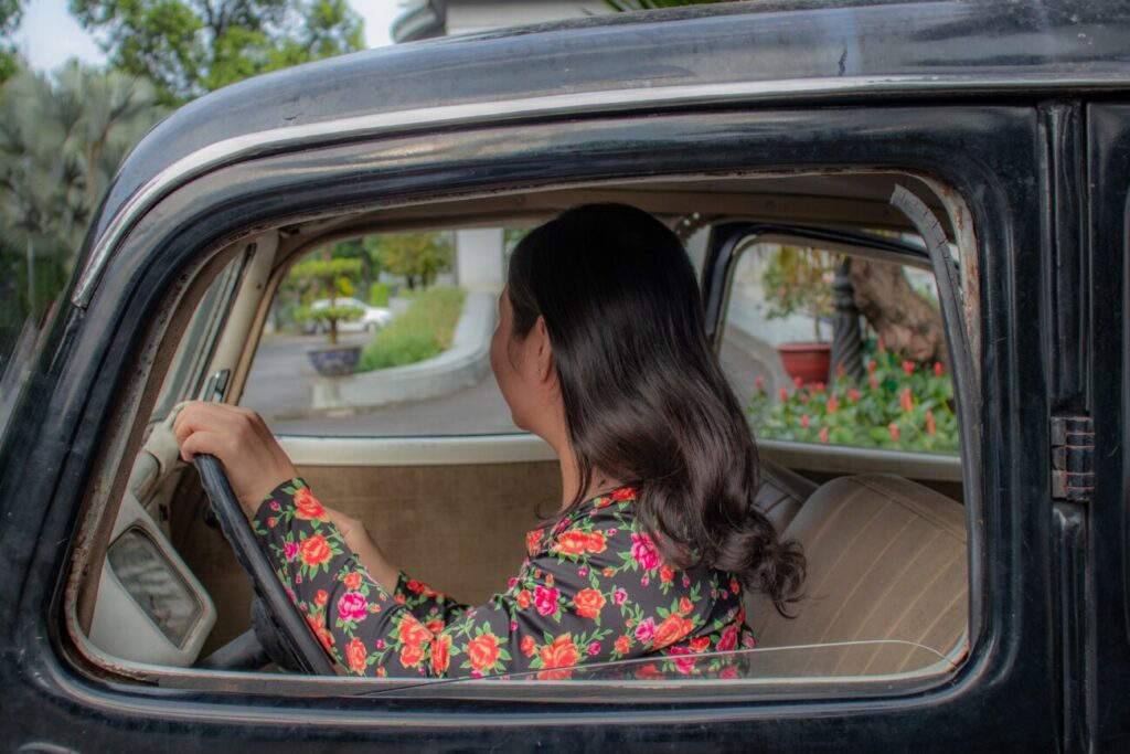 ペーパードライバーから運転に慣れてきた女性ドライバーの様子