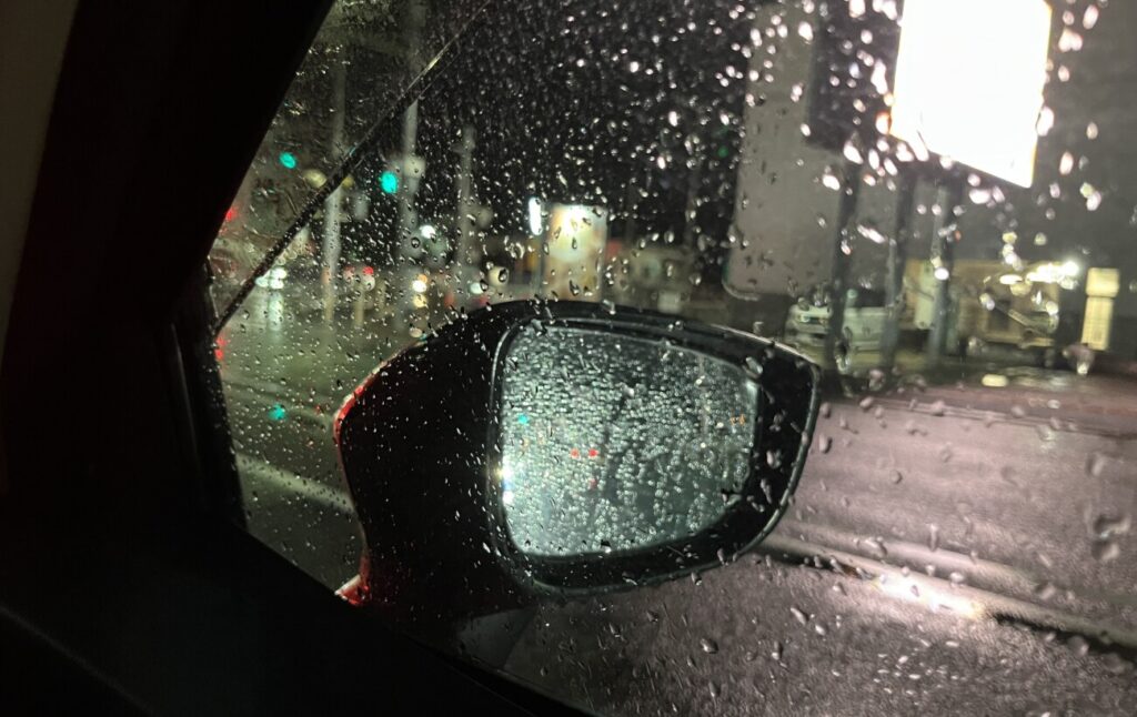 夜の雨のサイドミラー