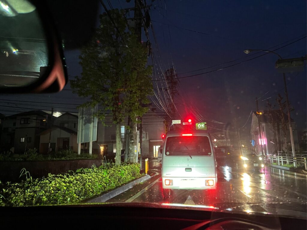 雨の夜の状況と対向車