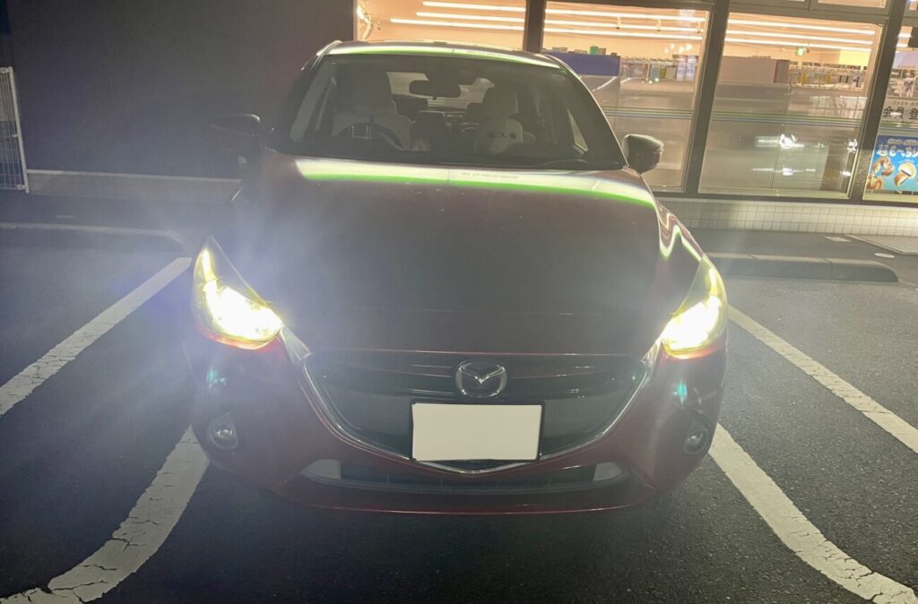 デミオの夜のヘッドライト