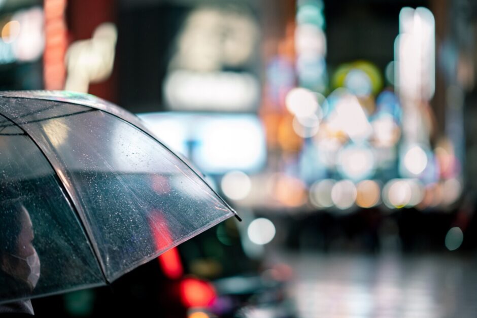 雨と夜とクルマと人
