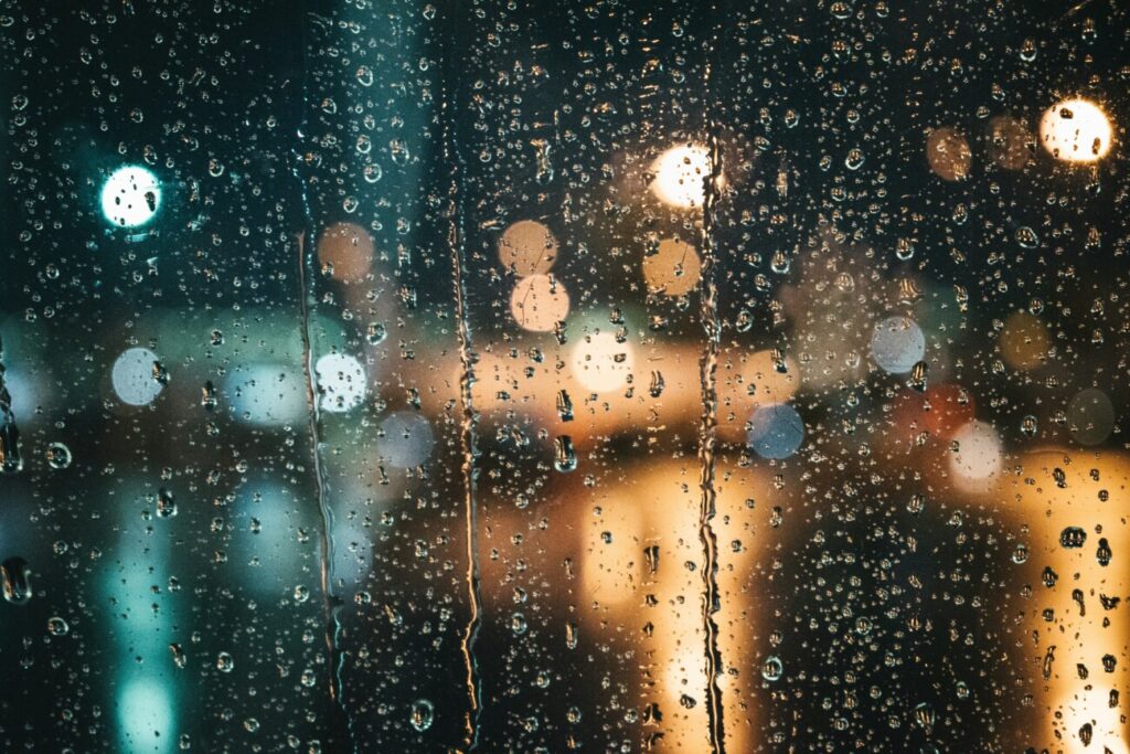 雨の夜のフロントガラス