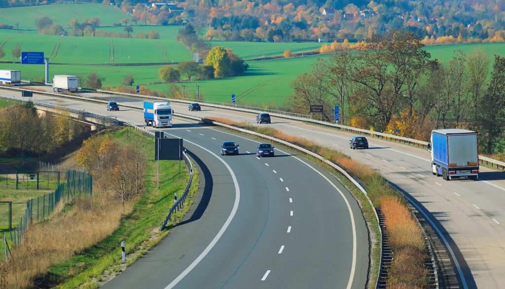 緩やかなカーブが続く高速道路をトラックが走る様子