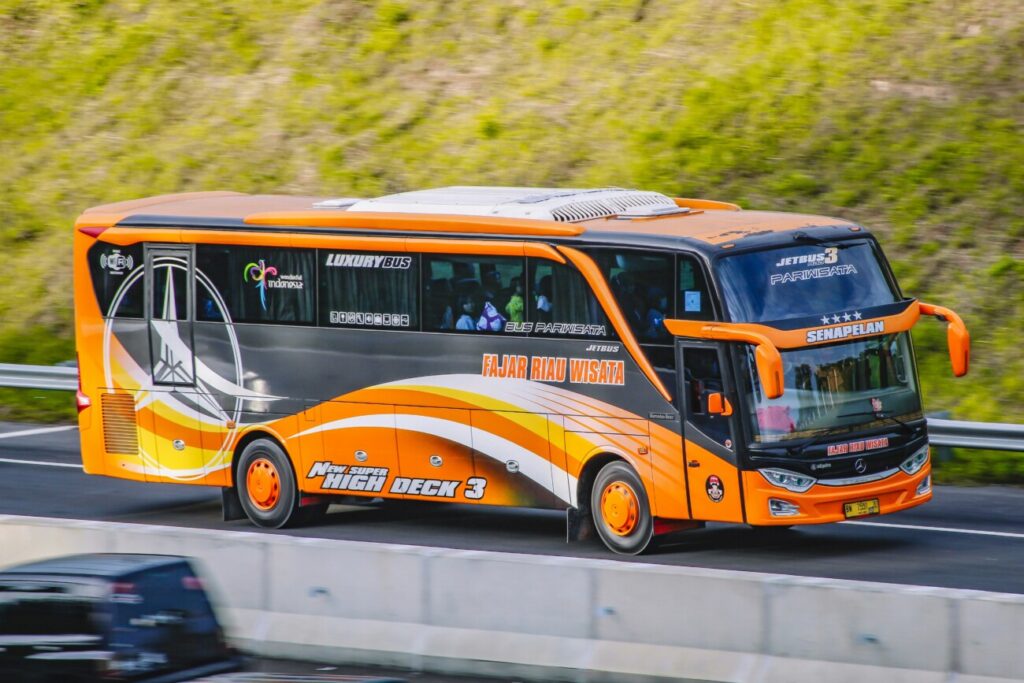 高速道路を走るカラフルな大型ダブルデッカーバス（高速バス）