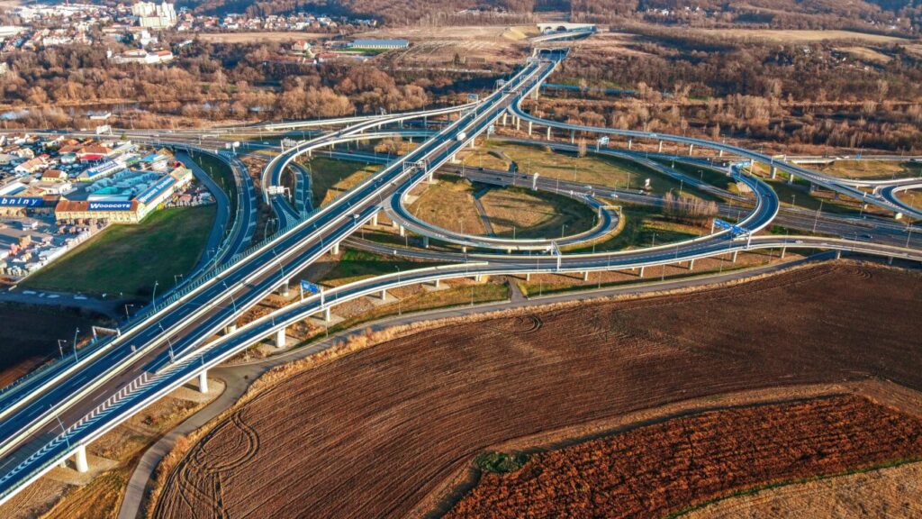 上空から撮影した複雑なジャンクション（インターチェンジ）の全景