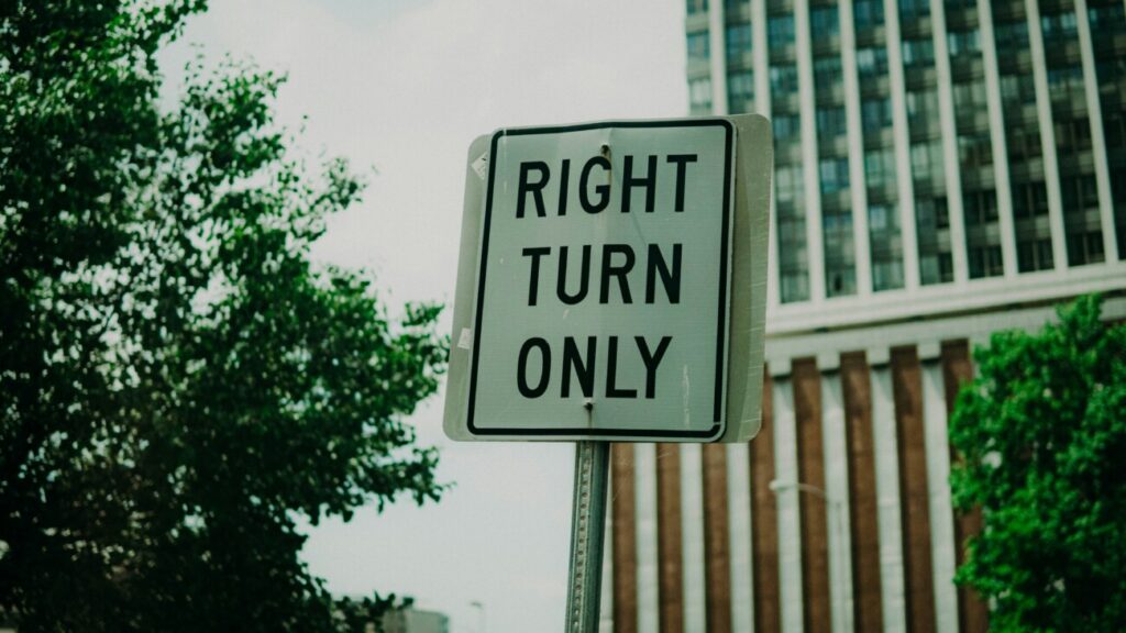 RIGHT TURN ONLYと書かれた道路標識