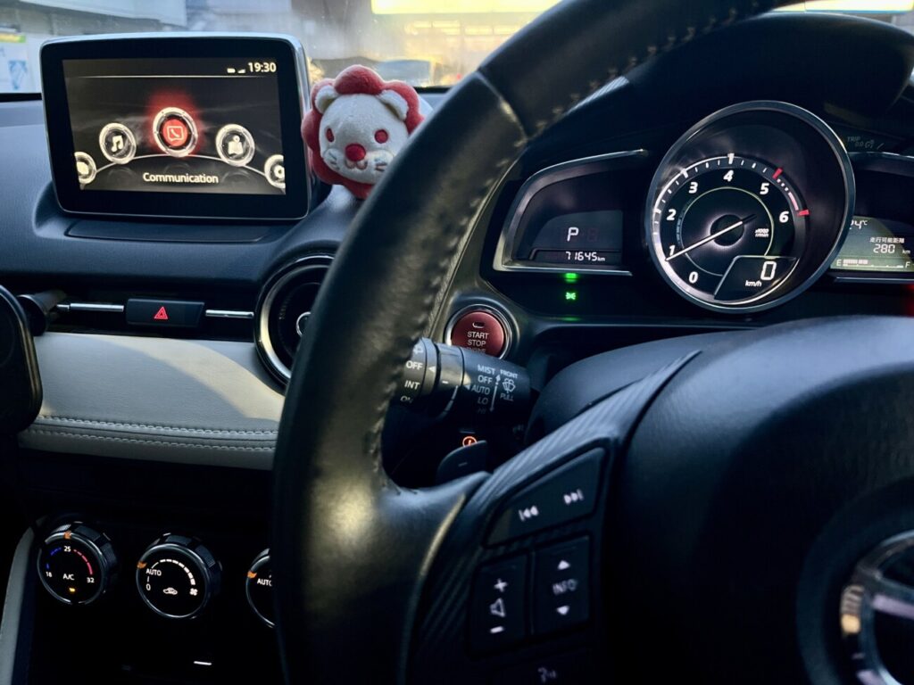 デミオの運転席まわり。ステアリングとメーター