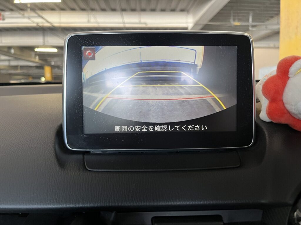 車のバックモニターに駐車ガイドラインが表示されている画面