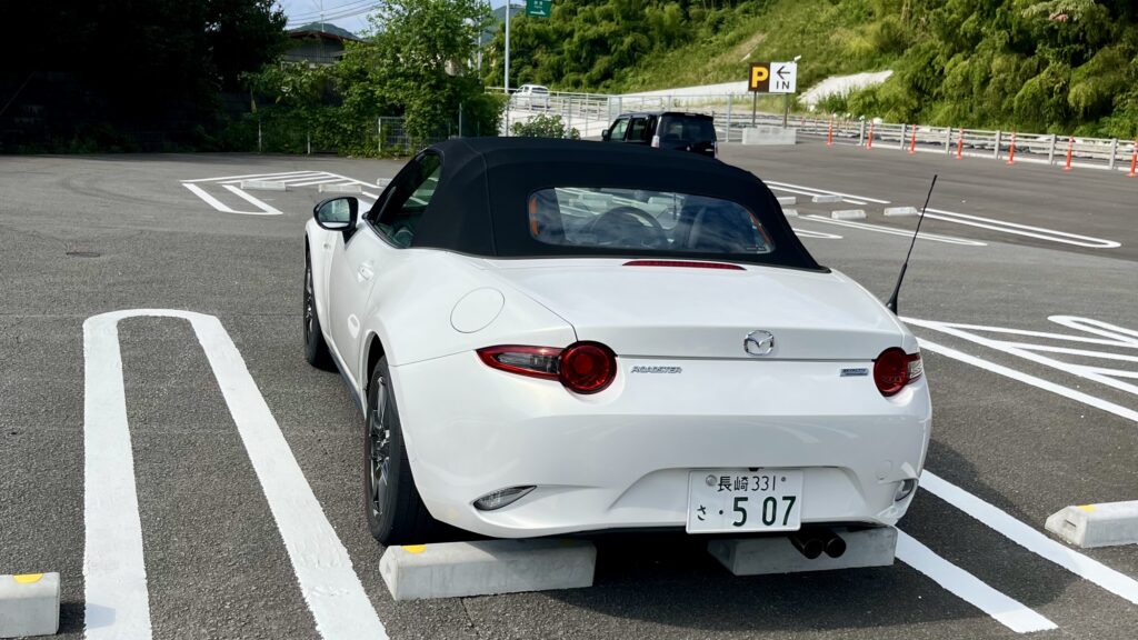 幌を閉じた白のNDロードスターを、駐車場で後ろから見たところ