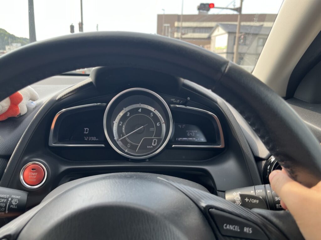 運転席から見えるメーターとハンドル