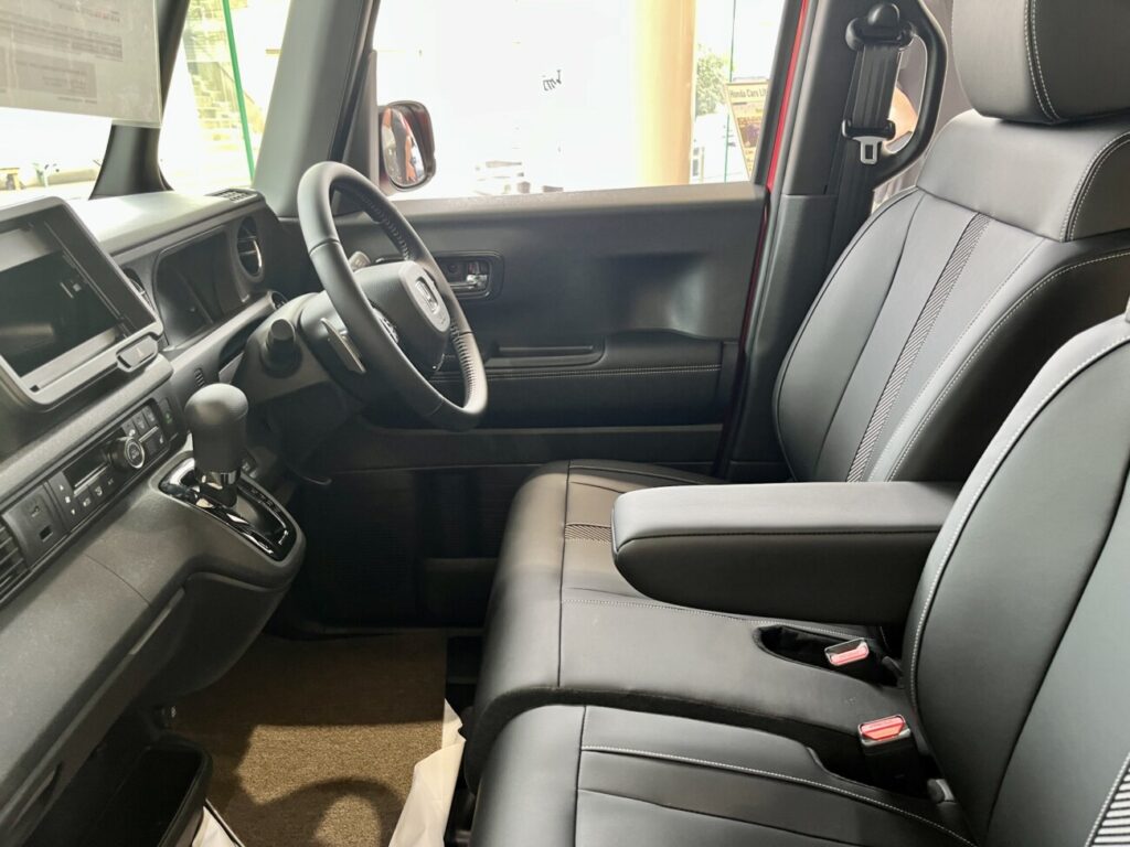 運転席まわりの様子。ハンドルの位置やピラー、ミラー越しの見え方は実車に座って確かめたい