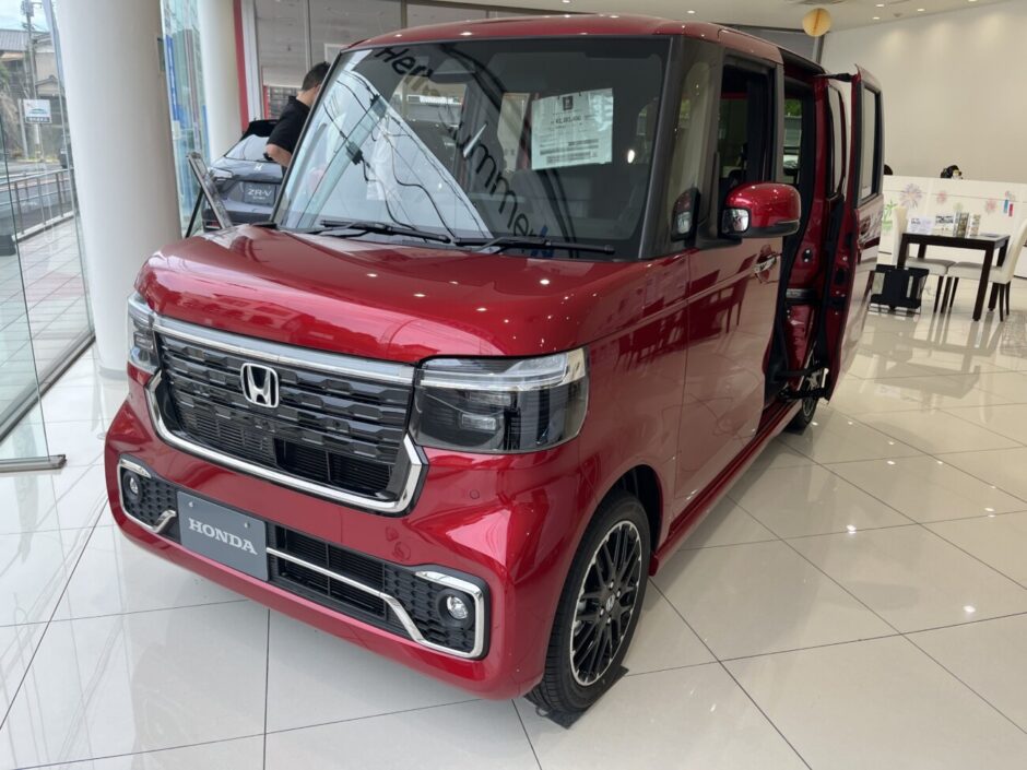 ショールームに展示された赤い軽ハイトワゴン。ペーパードライバーが実車を見て車選びを考える場面