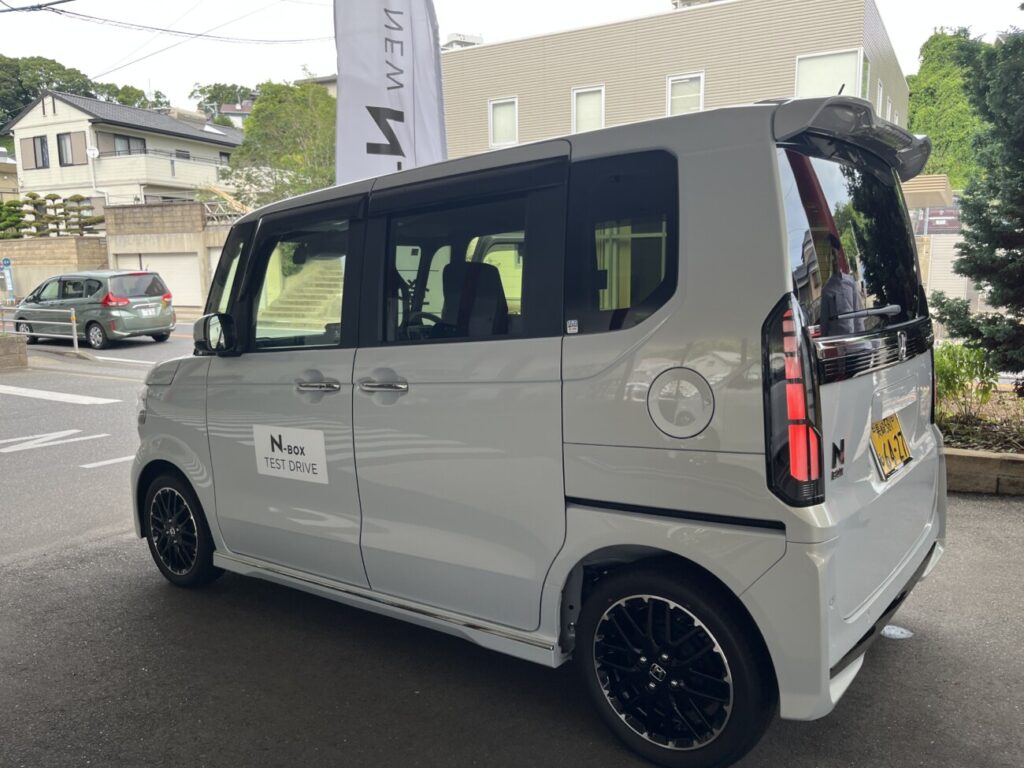 試乗車として置かれた白い軽自動車を斜め後ろから見た様子。小ささだけで運転しやすさは決まらない