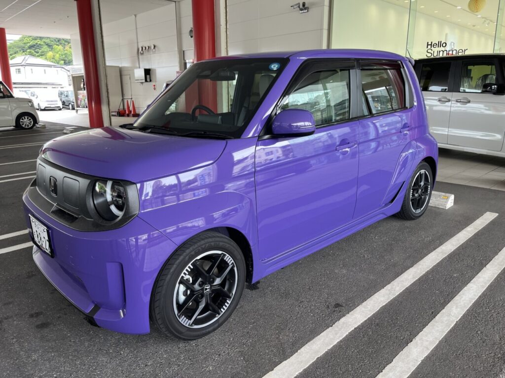 販売店の展示スペースに置かれた新車の軽自動車。車両価格と維持費の両方から予算を考える