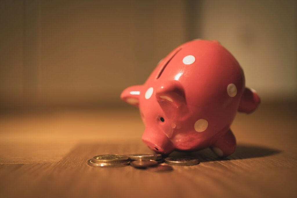 テーブルの上に置かれた赤い豚の貯金箱
