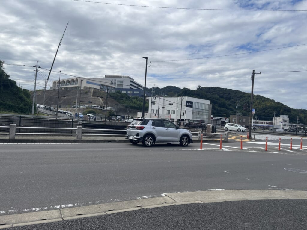 道路を横切る車と対向車を確認する場面